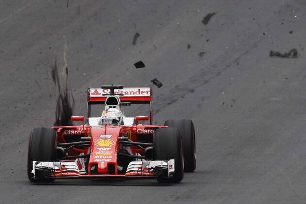 Themen der Woche - SPORT Bilder des Tages - SPORT Formel 1, GP von Österreich, Vettel mit Reifenplatzer Motorsports: FIA Formula One World Championship WM Weltmeisterschaft 2016, Grand Prix of Austria, 5 Sebastian Vettel (GER, Scuderia Ferrari), xHOCHxZWEIx
