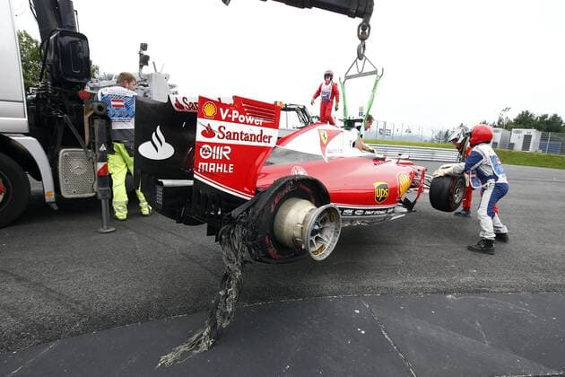 Formel 1, GP von Österreich, Vettel mit Reifenplatzer Motorsports: FIA Formula One World Championship WM Weltmeisterschaft 2016, Grand Prix of Austria, car of 5 Sebastian Vettel (GER, Scuderia Ferrari), xHOCHxZWEIx