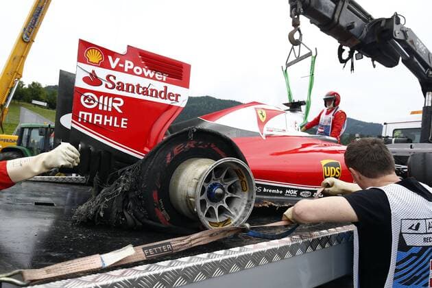 Formel 1, GP von Österreich, Vettel mit Reifenplatzer Motorsports: FIA Formula One World Championship WM Weltmeisterschaft 2016, Grand Prix of Austria, car of 5 Sebastian Vettel (GER, Scuderia Ferrari), xHOCHxZWEIx