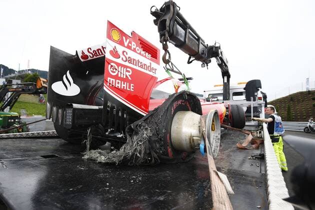Formel 1, GP von Österreich, Vettel mit Reifenplatzer Motorsports: FIA Formula One World Championship WM Weltmeisterschaft 2016, Grand Prix of Austria, car of 5 Sebastian Vettel (GER, Scuderia Ferrari), xHOCHxZWEIx