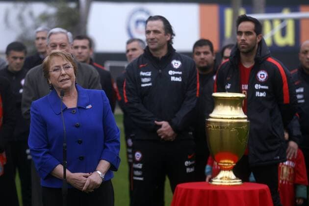 Bilder des Tages - SPORT Fußball, Chile, Empfang der Copa-America-Sieger Chilean President Michelle Bachelet talks at the sports complex Juan Pinto Duran to congratulate the memebers of the national soccer team after their victory at Copa America Centenario USA 2016, in Santiago, Chile, 3 June 2016. BACHELET GREETS THE national team Nationalteam AFTER THE VICTORY AT COPA AMERICA !ACHTUNG: NUR REDAKTIONELLE NUTZUNG!  CHI001 20160704-636031928768878676