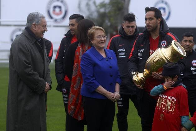 Fußball, Chile, Empfang der Copa-America-Sieger Chilean President Michelle Bachelet (C), President of the ANFP Arturo Salah (L) and captain of the national soccer team Claudio Bravo (R) at the sports complex Juan Pinto Duran to congratulate the memebers of the national soccer team after their victory at Copa America Centenario USA 2016, in Santiago, Chile, 3 June 2016. BACHELET GREETS THE national team Nationalteam AFTER THE VICTORY AT COPA AMERICA !ACHTUNG: NUR REDAKTIONELLE NUTZUNG!  CHI002 20160704-636031929398338676