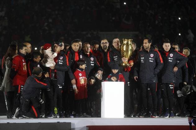 Fußball, Chile, Empfang der Copa-America-Sieger The Chilean national soccer team receives the recognition of the Chilean people for the title of Copa America Centenario USA 2016 during an event organized by the National Soccer Association at Nacional stadium in Santiago, Chile, 3 June 2016. CHILE CELEBRATES THE TITLE OF THE COPA AMERICA CENTENARIO 2016 !ACHTUNG: NUR REDAKTIONELLE NUTZUNG!  CHI003 20160704-636031972456349597