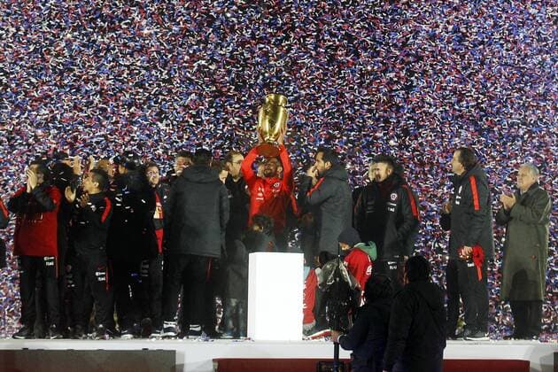 Fußball, Chile, Empfang der Copa-America-Sieger The Chilean national soccer team celebrates the title of Copa America Centenario USA 2016 during an event organized by the National Soccer Association at Nacional stadium in Santiago, Chile, 3 June 2016. CHILE CELEBRATES THE TITLE OF THE COPA AMERICA CENTENARIO 2016 !ACHTUNG: NUR REDAKTIONELLE NUTZUNG!  CHI004 20160704-636031972474757597