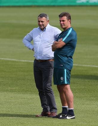 Bilder des Tages - Sport v.l. beobachten das 1. training Manager Klaus Allofs und Headcoach Dieter Hecking (VfL Wolfsburg)