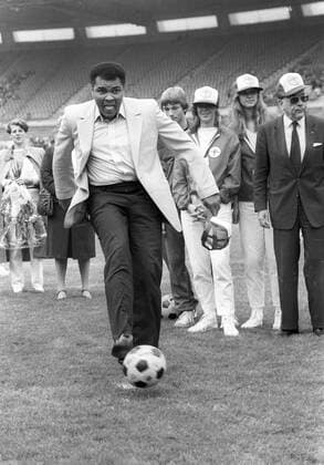Box-Legende Muhammed Ali (Cassius Clay) besuchte das Duesseldorfer Rheinstadion anlaesslich des Bundesligaspiels Fortuna Duesseldorf - Eintracht Braunschweig am 15.09.1984 Ali schießt HM