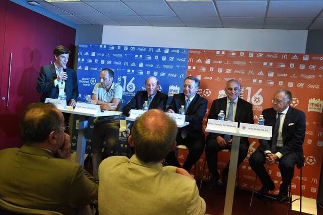 Philippe Oddou (Directeur general et co fondateur dans la ville) - Jurgen Griesbeck (president Streetfootballworld) - Jacques Lambert (president EURO2016) - Thierry Braillard (secretaire d etat en charge des sports) - Georges Kepenekian (1er adjoint mairie de Lyon) - Jean Michel Aulas (president OL) FOOTBALL : Street Football World - Festival 16 - 04 07 2016 FredericChambertx 
