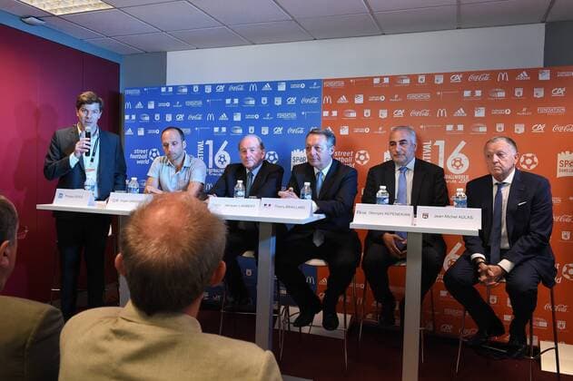Philippe Oddou (Directeur general et co fondateur dans la ville) - Jurgen Griesbeck (president Streetfootballworld) - Jacques Lambert (president EURO2016) - Thierry Braillard (secretaire d etat en charge des sports) - Georges Kepenekian (1er adjoint mairie de Lyon) - Jean Michel Aulas (president OL) FOOTBALL : Street Football World - Festival 16 - 04 07 2016 FredericChambertx 