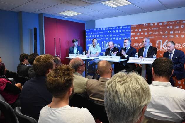 Philippe Oddou (Directeur general et co fondateur dans la ville) - Jurgen Griesbeck (president Streetfootballworld) - Jacques Lambert (president EURO2016) - Thierry Braillard (secretaire d etat en charge des sports) - Georges Kepenekian (1er adjoint mairie de Lyon) - Jean Michel Aulas (president OL) FOOTBALL : Street Football World - Festival 16 - 04 07 2016 FredericChambertx 