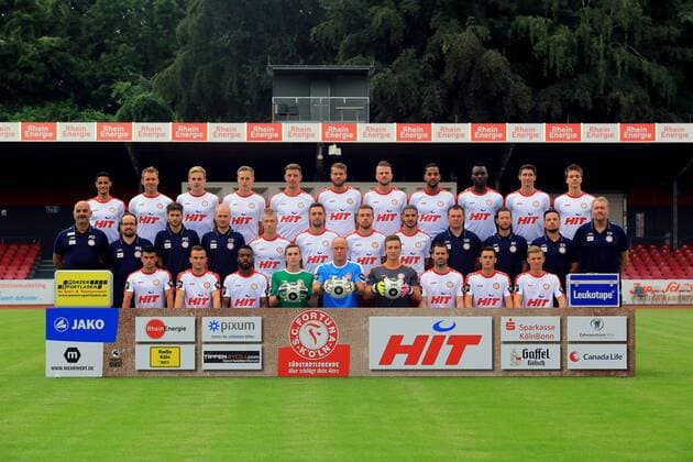 Fußball, GER, 3.Liga, Porträttermin 2016 2017, Fortuna Köln Mannschaftsfoto Obere Reihe von links nach rechts: Hamdi Dahmani Oliver Schröder Cimo Röcker Lars Bender Johannes Rahn Florian Hörnig Daniel Flottmann Bone Uaferro Cedric Mimbala Markus Pazurek Christopher Theisen Mittlere Reihe von links nach rechts: Busfahrer Maic Zimmermann Betreuer Matthias Schäfer Physiotherapeut Marcel Schuster Medizinischer Leiter Christian Osebold Michael Kessel Maik Kegel Jannik Schneider Serhat Koruk Trainer Uwe Koschinat Co-Trainier Andre Filipovic Team-Manager Gereon Schultze Torwarttrainer Michael Hafkemeyer Vordere Reihe von links nach rechts: Cauly Oliveira Souza Kai Bösing Kusi Kwame Zicos Resvanis Torwart Andre Poggenborg Torwart Tim Boss Kristoffer Andersen Dennis Engelman Jannik Stoffels Offizieller Fototermin Fortuna Köln