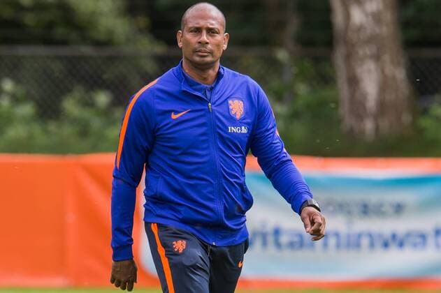 Bilder des Tages - SPORT coach Aron Winter of The Netherlands U19 during a training session of Netherlands U19 at July 5, 2016 in Heelsum, The Netherlands. Netherlands U19 Training session 2016 2017 xVIxGerritxvanxKeulenxIVx 5792225