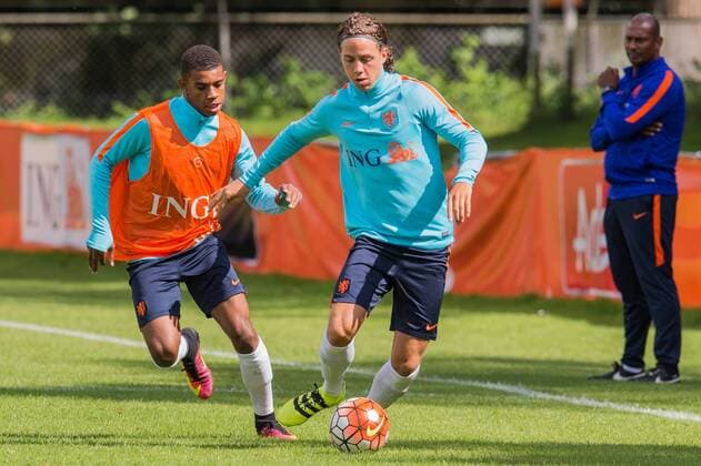 (L-R) Juninho Bacuna of The Netherlands U19, Giovanni Troupe of The Netherlands U19, coach Aron Winter of The Netherlands U19 during a training session of Netherlands U19 at July 5, 2016 in Heelsum, The Netherlands. Netherlands U19 Training session 2016 2017 xVIxGerritxvanxKeulenxIVx 5792230