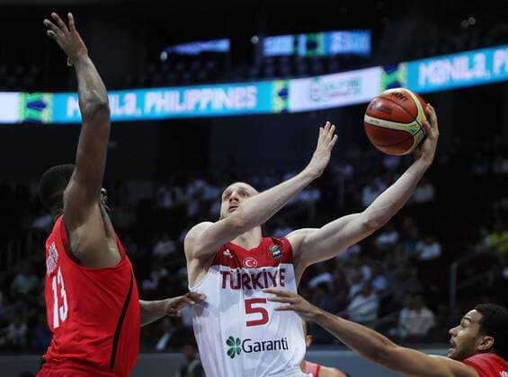 Turkey s Sinan Guler (C) goes up to shoot past Canada s Tristan Thompson (L) during their FIBA Olympic Qualifying Tournament in Pasay City, the Philippines, July 5, 2016. Canada won 77-69. ) (SP)PHILIPPINES-PASAY CITY-BASKETBALL-FIBA OLYMPIC QUALIFYING TOURNAMENT RouellexUmali 