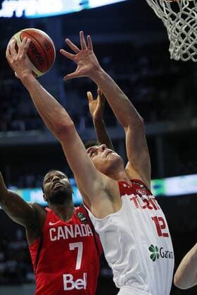 Turkey s Samet Geyik (R) fights with Canada s Melvin Ejim during their FIBA Olympic Qualifying Tournament in Pasay City, the Philippines, July 5, 2016. Canada won 77-69. ) (SP)PHILIPPINES-PASAY CITY-BASKETBALL-FIBA OLYMPIC QUALIFYING TOURNAMENT RouellexUmali 