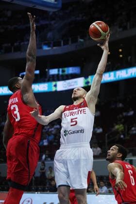 Turkey s Sinan Guler (R) shoots past Canada s Tristan Thompson during their FIBA Olympic Qualifying Tournament in Pasay City, the Philippines, July 5, 2016. Canada won 77-69. ) (SP)PHILIPPINES-PASAY CITY-BASKETBALL-FIBA OLYMPIC QUALIFYING TOURNAMENT RouellexUmali 