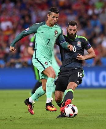 FUSSBALL EURO 2016 HALBFINALE IN LYON Portugal - Wales 06.07.2016 Cristiano Ronaldo (li, Portugal) gegen Joe Ledley (re, Wales)