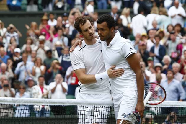 Bilder des Tages - Sport 06.07.2016. All England Lawn Tennis and Croquet Club, London, England. The Wimbledon Tennis Championships Day 10. Number 2 seed, Andy Murray (GBR) consoles number 12 seed, Jo-Wilfried Tsonga (FRA) after their quarter final match, won by Murray in five sets. xAlanxMartinx  ActionPlus11758925