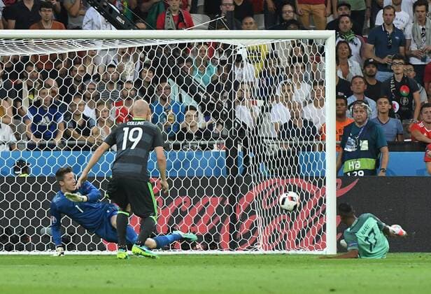 06.07.2016, xpsx, Fussball Europameisterschaft 2016, Halbfinale, Wales - Portugal, emspor, v.l. Wayne Hennessey (Wales), James Collins (Wales), Nani (Portugal) Goal scored, Tor zum 2:0 Lyon