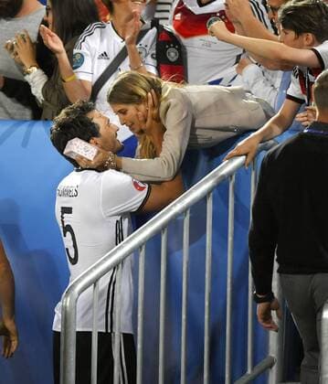 02.07.2016, Fussball EM-2016 Frankreich, Viertelfinale, Deutschland - Italien, im Stade de Bordeaux in Bordeaux, Cathy Hummels (re), die Ehefrau von Mats Hummels (li, Deutschland) gratuliwrt ihrem Mann nach dem Spiel und verteilt Küsschen. 