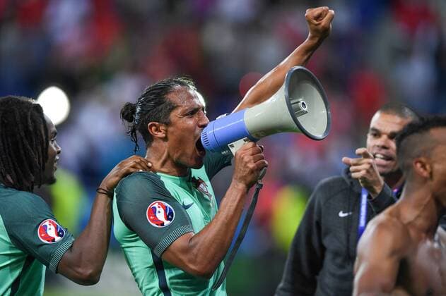 Bilder des Tages - Sport FUSSBALL EURO 2016 HALBFINALE IN LYON Portugal - Wales 06.07.2016 Bruno Alves (Portugal) jubelt nach dem Abpfiff mit einem Megaphon