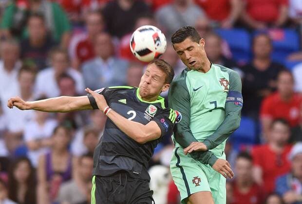 Europameisterschaft 2016 in Frankreich. Halbfinale: Portugal - Wales 06.07.2016 in Lyon. Kopfballduell zw. Chris Gunter (Wales li.) und Cristiano Ronaldo. HM