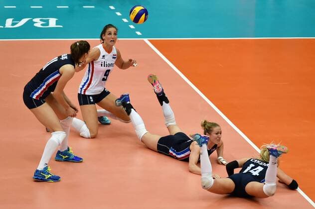 (160707) -- BANGKOK, July 7, 2016 -- Myrthe Schoot (2nd L) of the Netherlands eyes on the ball as she makes a save with her teammates during the Pool K1 Final Round match against China at FIVB Women s Volleyball World Grand Prix 2016 at Huamark Indoor Stadium in Bangkok, Thailand, on July 7, 2016. The Netherlands won 3-2. )(wll) (SP)THAILAND-BANGKOK-FIVB-WGP2016-POOL K1 LixMangmang 