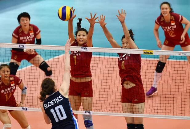 (160707) -- BANGKOK, July 7, 2016 -- Yuan Xinyue(3rd R) and Liu Xiaotong (2nd R) of China block during the Pool K1 Final Round match against the Netherlands at FIVB Women s Volleyball World Grand Prix 2016 at Huamark Indoor Stadium in Bangkok, Thailand, on July 7, 2016. China lost 2-3. )(wll) (SP)THAILAND-BANGKOK-FIVB-WGP2016-POOL K1 LixMangmang 