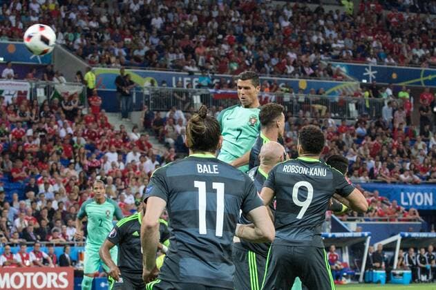 Cristiano RONALDO (POR)(Mi., oben) koepft das Tor zum 1:0; Kopfballtor; Halbfinale, Portugal - Wales 2:0, in Lyon am 06.07.2016; Fussball EM 2016 in Frankreich vom 10.06. - 10.07.2016.