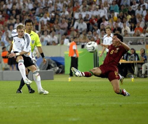 WM 2006 Spiel um Platz 3: Deutschland - Portugal am 08.07.2006 in Stuttgart Tor 1: 0 durch Bastian Schweinsteiger, Petit kommt nicht mehr an den B HM