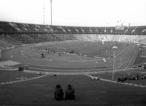 Wenige Zuschauer verfolgen im Berliner Olympiastadion das Spiel Hertha BSC Berlin gegen Eintracht Braunschweig