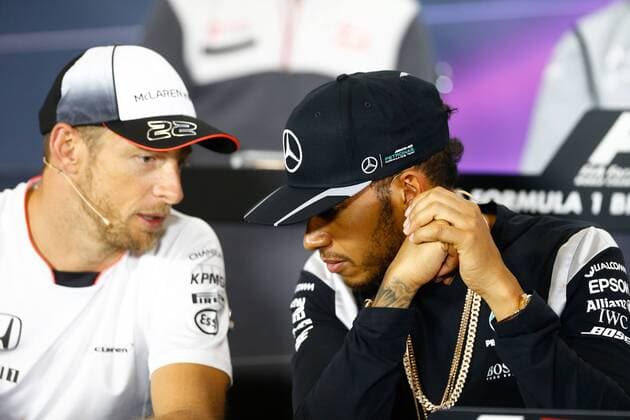 Bilder des Tages - SPORT Motorsports: FIA Formula One World Championship WM Weltmeisterschaft 2016, Grand Prix of Great Britain, 22 Jenson Button (GBR, McLaren Honda Formula 1 Team), 44 Lewis Hamilton (GBR, Mercedes AMG Petronas Formula One Team), xHOCHxZWEIx