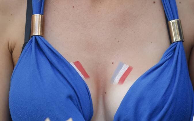 Bilder des Tages - SPORT Fan, Fans, Fussballfans, supporters, spectators, Zuschauer, Jacke, Kutte, Weste, Fankurve, Schals Fanschals, Maske, Verkleidung, , Bemalung im Gesicht, Gesichtsbemalung, Schminke , Dekollete, Busen, Brust, sexy , sex, FRA GERMANY - FRANCE Semifinal ,Football European Championships EURO at 07 July, 2016 in Marseille, France. Fussball, Nationalteam, Halbfinale,07.07.2016, Deutschland Frankreich