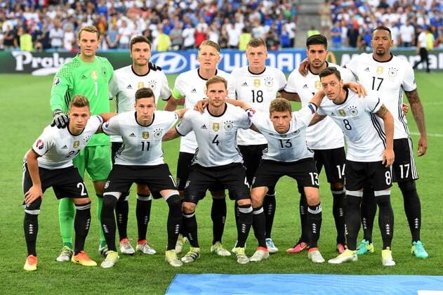 Fussball, Herren, Saison 2015 16, EM 2016 in Frankreich, Halbfinale in Marseille, Deutschland - Frankreich, Mannschaftsfoto Deutschland, TW Manuel Neuer (Nr. 1), Jonas Hector (Nr. 3), Bastian Schweinsteiger (Nr. 7), Toni Kroos (Nr. 18), Emre Can (Nr. 14), Jerome Boateng (Nr. 17) (alle oben, v.l.n.r.), Joshua Kimmich (Nr. 21), Julian Draxler (Nr. 11), Benedikt Höwedes (Nr. 4), Thomas Müller (Nr. 13), Mesut Özil (Nr. 8) (alle unten, v.l.n.r.), 07.07.2016,