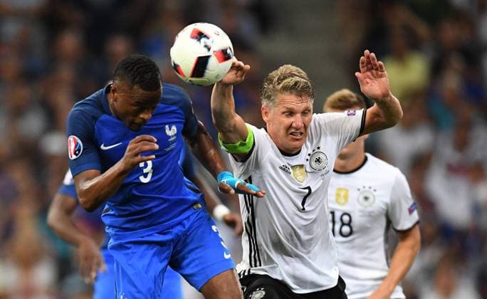 Themen der Woche - SPORT Bilder des Tages - SPORT Bastian Schweinsteiger (Deutschland), beim Handspiel im Strafraum, links Patrice Evra (Frankreich), dafür habe es einen Elfmeter für Frankreich Deutschland-Frankreich Germany-France Final Tournament, Half Finale, Halbfinale, 1 2 final, UEFA EURO EM Europameisterschaft Fussball 2016 France, EM, Europameisterschaft Fussball, Fussball, Fußball, Nationalmannschaft, Nationalteam, Länderspiel, Laenderspiel, men, Männer, Maenner, soccer, result Marseille, 7.7.2016