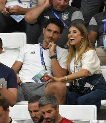 07.07.2016, Fussball EM-2016 Frankreich, Halbfinale, Deutschland - Frankreich, im Stade de Velodrom in Marseille. Cathy Hummels, die Ehefrau von Mats Hummels (Deutschland) und Mats Hummels (Deutschland) 
