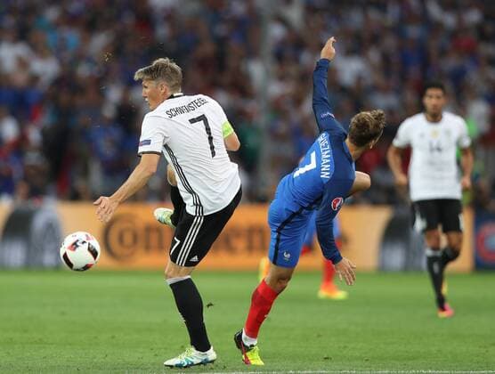 07.07.2016, Stade Velodrome, Marseille, FRA, UEFA EURO EM Europameisterschaft Fussball 2016, Deutschland vs Frankreich, Halbfinale, im Bild Bastian Schweinsteiger of Germany and Antoine Griezmann of France battle Bastian Schweinsteiger of Germany and Antoine Griezmann of France battle during semifinall match between Germany and France of the UEFA EURO 2016 France at the Stade Velodrome in Marseille, France on 2016 07 07. Marseille  EP_FIL  