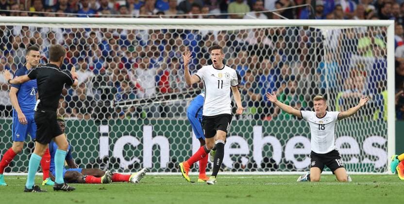 07.07.2016, Stade Velodrome, Marseille, FRA, UEFA EURO EM Europameisterschaft Fussball 2016, Deutschland vs Frankreich, Halbfinale, im Bild Julian Draxler (left) and Toni Kroos of Germany appeal for a penalty Julian Draxler (left) and Toni Kroos of Germany appeal for a penalty during semifinall match between Germany and France of the UEFA EURO 2016 France at the Stade Velodrome in Marseille, France on 2016 07 07. Marseille  EP_FIL  