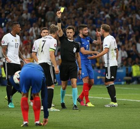 07.07.2016, Stade Velodrome, Marseille, FRA, UEFA EURO EM Europameisterschaft Fussball 2016, Deutschland vs Frankreich, Halbfinale, im Bild Referee Nicola Rizzoli books Bastian Schweinsteiger of Germany and awards France a penalty Referee Nicola Rizzoli books Bastian Schweinsteiger of Germany and awards France a penalty during semifinall match between Germany and France of the UEFA EURO 2016 France at the Stade Velodrome in Marseille, France on 2016 07 07. Marseille  EP_FIL  