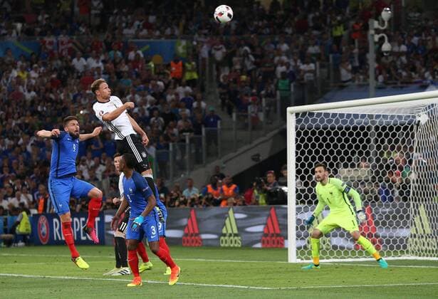 07.07.2016, Stade Velodrome, Marseille, FRA, UEFA EURO EM Europameisterschaft Fussball 2016, Deutschland vs Frankreich, Halbfinale, im Bild Benedikt Hoewedes of Germany heads for goal Benedikt Hoewedes of Germany heads for goal during semifinall match between Germany and France of the UEFA EURO 2016 France at the Stade Velodrome in Marseille, France on 2016 07 07. Marseille  EP_FIL  