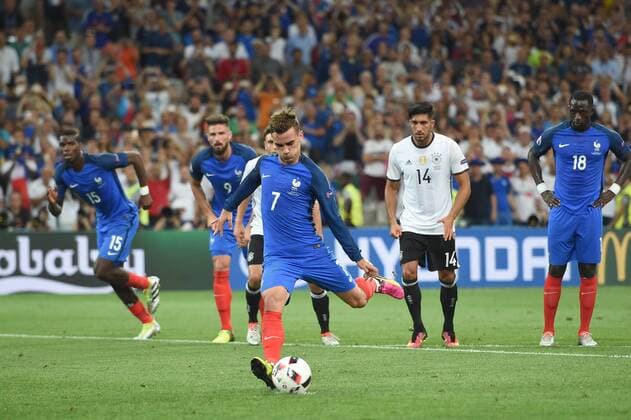 Antoine Griezmann (FRA) verwandelt den Elfmeter,Strafrstoss zum Tor zum 1-0,Aktion,Torschuss, Halbfinale Spiel M50 Deutschland (GER)-Frankreich (FRA) 0-2 am 07.07.2016 in Marseille,Stade Velodrome Fussball EM 2016 in Frankreich vom 10.06. - 10.07.2016.