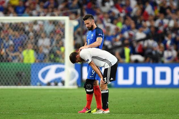 Jonas HECTOR (GER) wird nach Spielende von Olivier GIROUD (FRA) getroestet, Enttaeuschung,Frust,enttaeuscht, frustriert, niedergeschlagen,Aktion, Halbfinale Spiel M50 Deutschland (GER)-Frankreich (FRA) 0-2 am 07.07.2016 in Marseille,Stade Velodrome Fussball EM 2016 in Frankreich vom 10.06. - 10.07.2016.