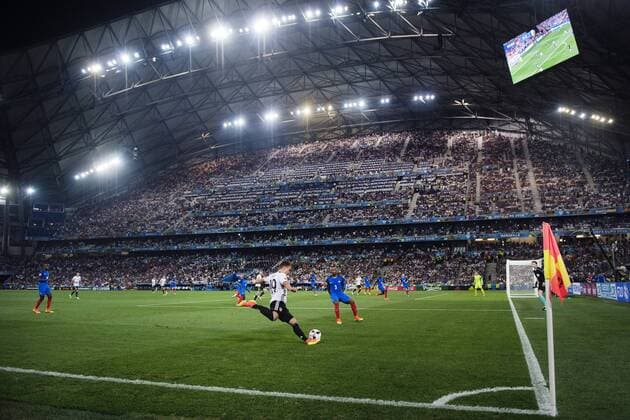 160707 Tysklands Mario Götze och Frankrikes Patrice Evra pa Stade de Velodrome - Marseille - Fussball EM, Euro 2016, Nationalteam Länderspiel, Halbfinale, Frankreich vs. Deutschland.  Copyright: JOHANNAxLUNDBERG BB160707JL163