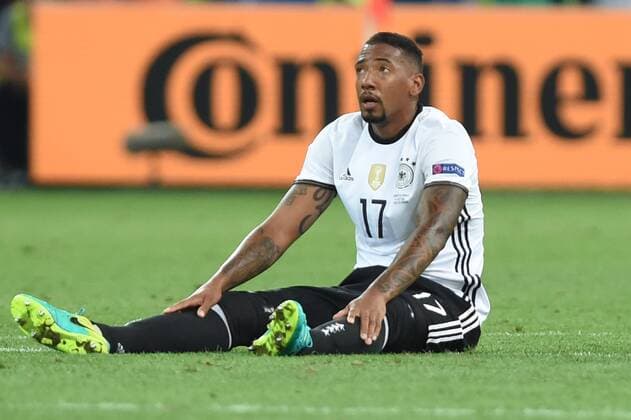 Jerome BOATENG (GER),Verletzung,verletzt,sitzt auf dem Rasen,Enttaeuschung, Frust,enttaeuscht,frustriert, niedergeschlagen,, Aktion,Einzelaktion,Einzelbild,Freisteller ,Ganzkoerperaufnahme,ganze Figur. Halbfinale Spiel M50 Deutschland (GER)-Frankreich (FRA) 0-2 am 07.07.2016 in Marseille,Stade Velodrome Fussball EM 2016 in Frankreich vom 10.06. - 10.07.2016.