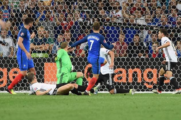 Antoine Griezmann (FRA) schiesst das Tor zum 0-2 gegen Bastian SCHWEINSTEIGER (GER),Manuel NEUER (Torwart GER),Benedikt HOEWEDES (GER).Jonas HECTOR (GER),Aktion,Torschuss, Halbfinale Spiel M50 Deutschland (GER)-Frankreich (FRA) 0-2 am 07.07.2016 in Marseille,Stade Velodrome Fussball EM 2016 in Frankreich vom 10.06. - 10.07.2016.