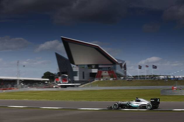MotorSports: FIA Formula One World Championship WM Weltmeisterschaft 2016, Grand Prix of Great Britain, 44 Lewis Hamilton (GBR, Mercedes AMG Petronas Formula One Team), xHOCHxZWEIx