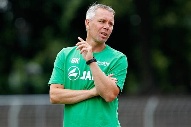 v.li.: Trainer Gerd Klaus (1. FC Schweinfurt 05) gibt Anweisungen, gestikuliert, mit den Armen gestikulieren, gives instructions, gesticulate, Fussball, Testspiel, 1. FC Schweinfurt 05 - FC Rot-Weiß Erfurt, xfsx