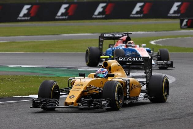 British Grand Prix, Silverstone 07 - 10 July 2016 09.07.2016 - Free Practice 3, Jolyon Palmer (GBR) Renault F1 Team RS16 and Pascal Wehrlein (GER) Manor Racing MRT05 