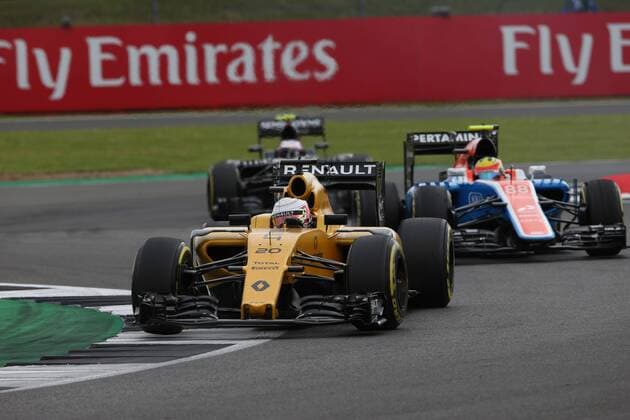 British Grand Prix, Silverstone 07 - 10 July 2016 09.07.2016 - Free Practice 3, Kevin Magnussen (DEN) Renault F1 Team RS16 and Pascal Wehrlein (GER) Manor Racing MRT05 