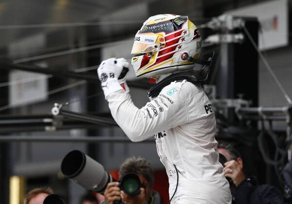 Motorsports: FIA Formula One World Championship WM Weltmeisterschaft 2016, Grand Prix of Great Britain, 44 Lewis Hamilton (GBR, Mercedes AMG Petronas Formula One Team), xHOCHxZWEIx