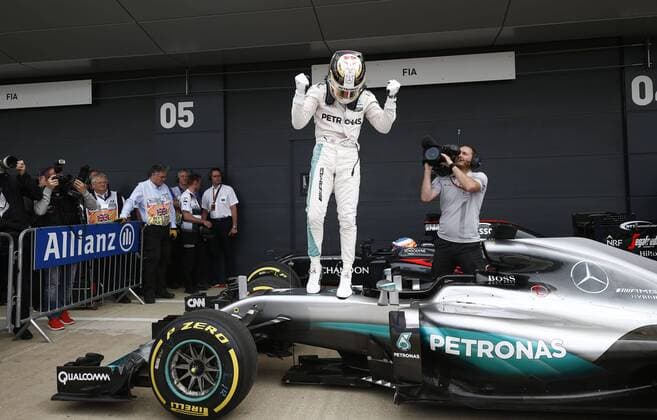 Motorsports: FIA Formula One World Championship WM Weltmeisterschaft 2016, Grand Prix of Great Britain, 44 Lewis Hamilton (GBR, Mercedes AMG Petronas Formula One Team), xHOCHxZWEIx